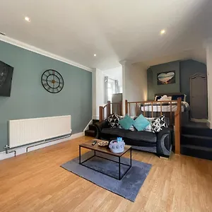 Apartment The Den - Cozy Studio, Swansea