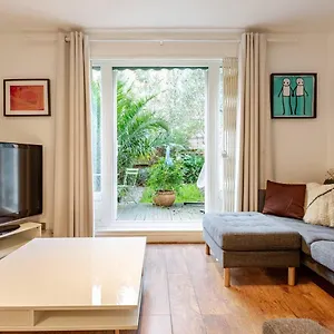 Charming 2-bed Garden Flat , London United Kingdom